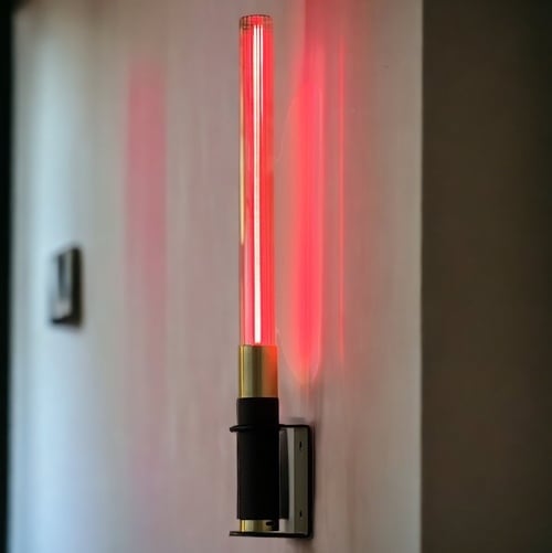 LED Wand- & Tischleuchte HELIOS NOIR Aluminium Glas Rot Schwarz Kabellos 3x3x45cm LED Wand- & Tischleuchte HELIOS NOIR Aluminium Glas Rot Schwarz Kabellos 3x3x45cm