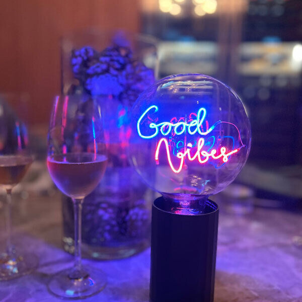 LED Globebirne mit Schriftzug GOOD VIBES G125 E27 2W 12,5x12,5x17,2cm