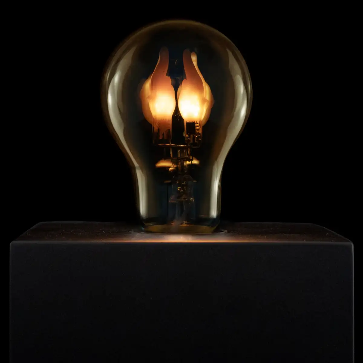 LED Filament Leuchtmittel FIRE FLAME UP Smokey Grau E27 0,8W 1800K 60lm 6x6x11cm