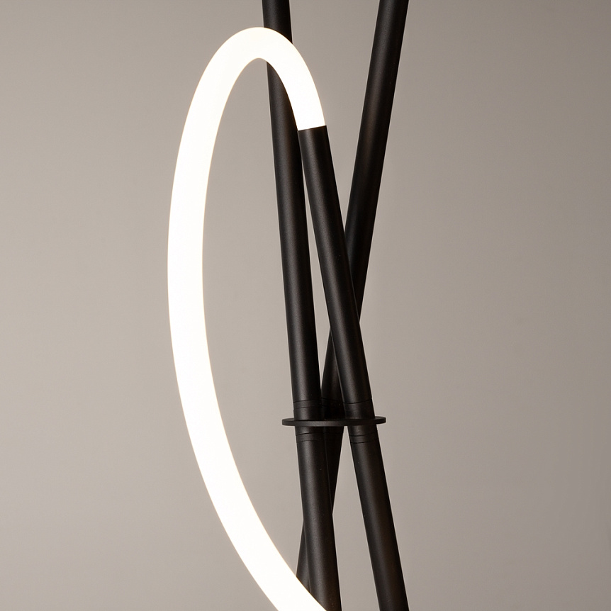 Stehleuchte CROCHET Schwarz Weiß Aluminium 45x45x162cm  Stehleuchte CROCHET Schwarz Weiß Aluminium 45x45x162cm