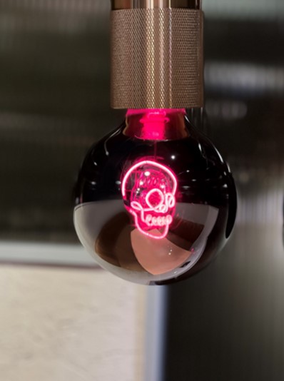 3f8Jnbl39Okn52 LED Globebirne mit Designzug SKULL Rauchglas G125 E27 2,5W 2200K 35lm 12,5x12,5x17,2cm