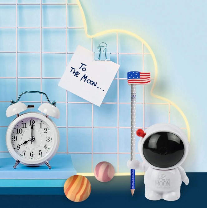 36BtHK84LfabYo Kurbel-Bleistiftspitzer - To The Moon and Back
