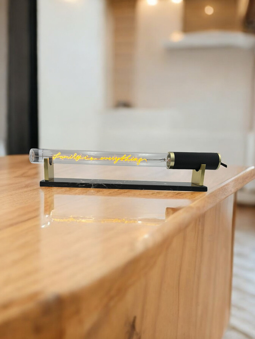 LED Tube mit Schriftzug FAMILY IS EVERYTHING Glas Gelb E27 2,5W 2200K 67lm 45x4x4cm  LED Tube mit Schriftzug FAMILY IS EVERYTHING Glas Gelb E27 2,5W 2200K 67lm 45x4x4cm