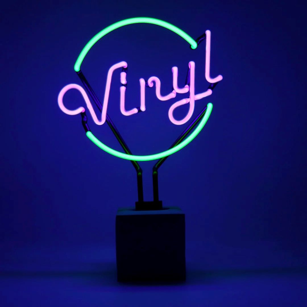 1HHrhQZSVRefvD Neon Sign VINYL Glas inkl. Betonsockel 12V 1,5m Kabel dimmbar handgemacht 23x10,5x35cm