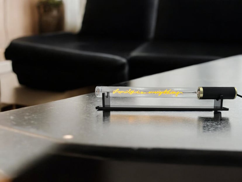 LED Tube mit Schriftzug FAMILY IS EVERYTHING Glas Gelb E27 2,5W 2200K 67lm 45x4x4cm LED Tube mit Schriftzug FAMILY IS EVERYTHING Glas Gelb E27 2,5W 2200K 67lm 45x4x4cm