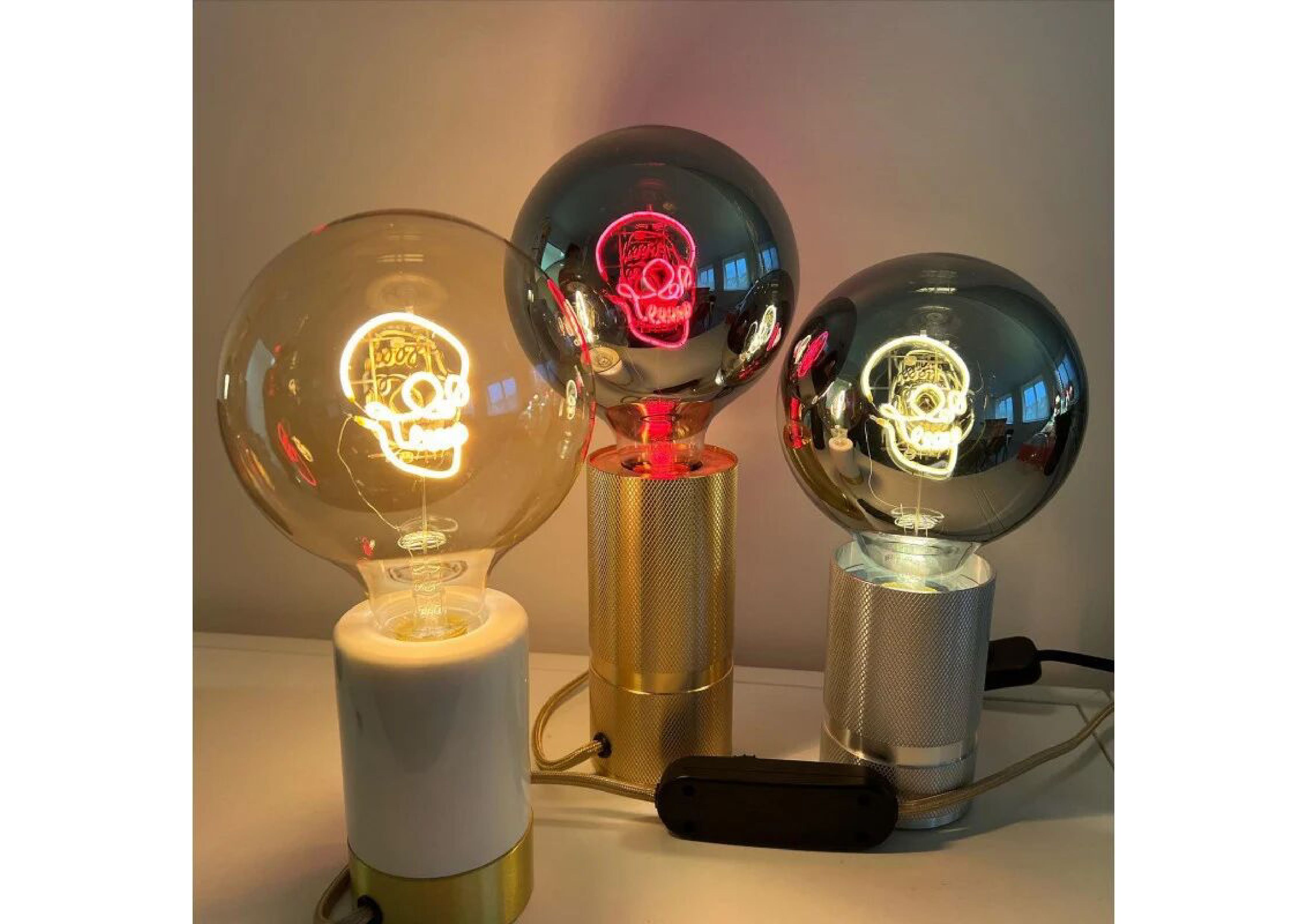 SkuR1 LED Globebirne mit Designzug SKULL G125 E27 2W 12,5x12,5x17,2cm